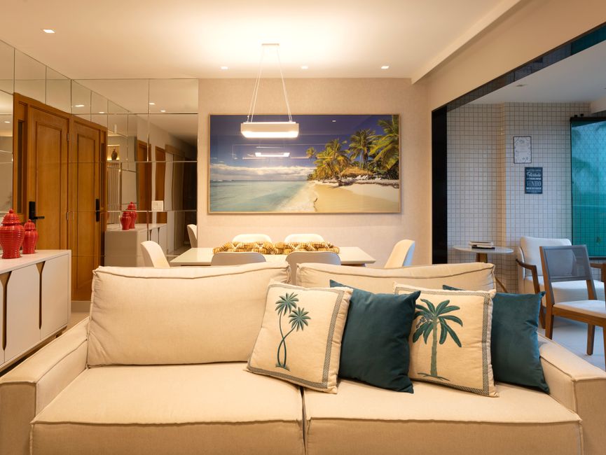 Room furnished with Binnenduinen-themed sandy tones.
