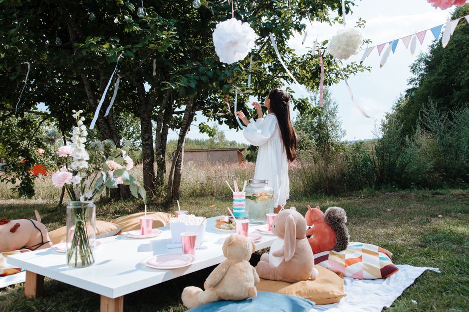 Eco-friendly garden decor highlights 2026 party trends.