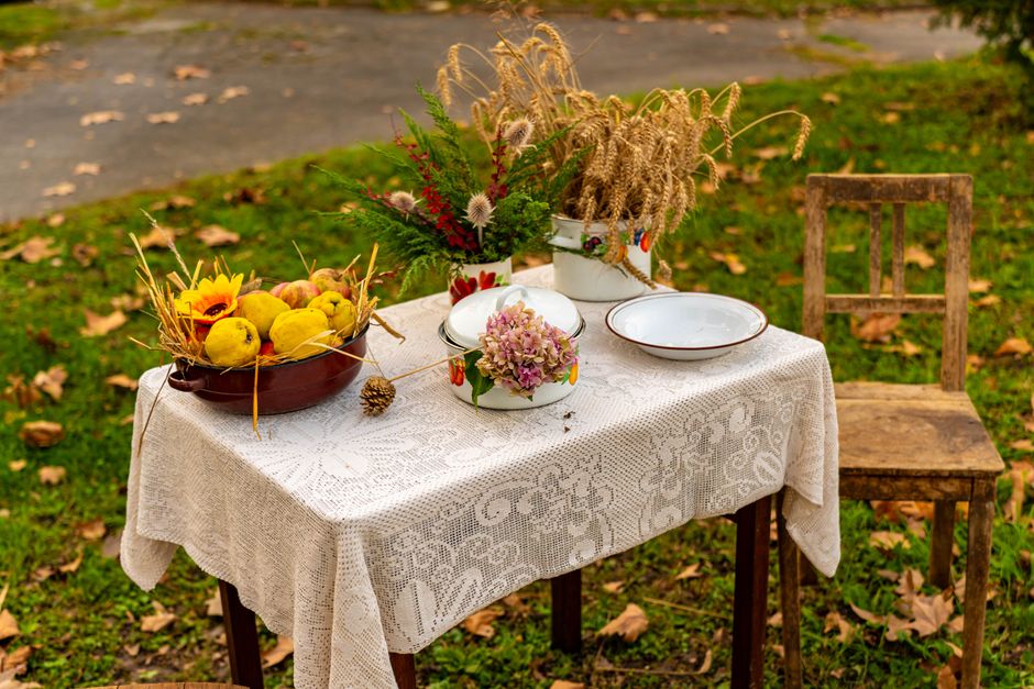Rustieke herfsttafel vol seizoensgebonden eetwaren.
