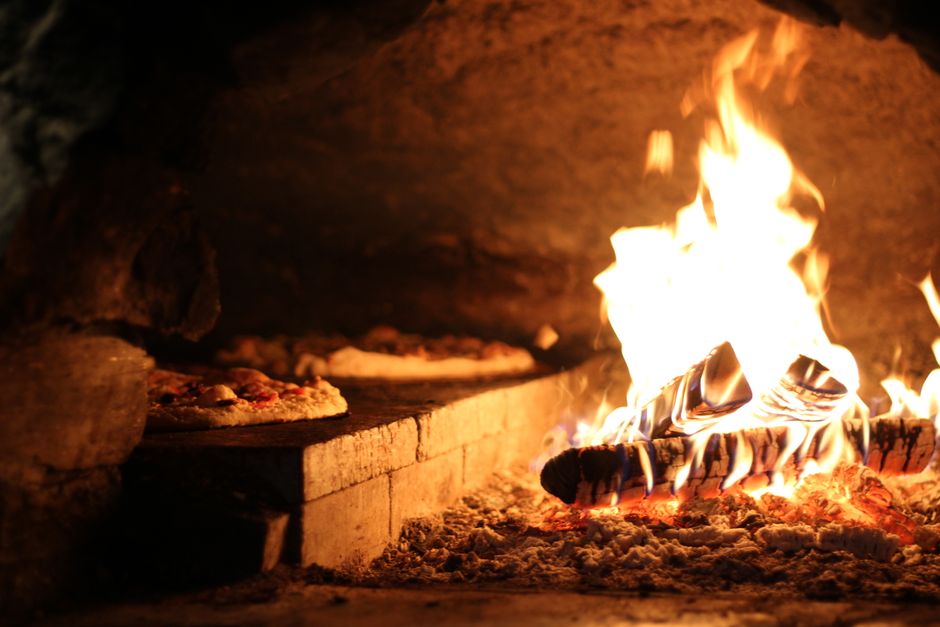 Efficiënte pizzaoven in moderne keukenruimte.