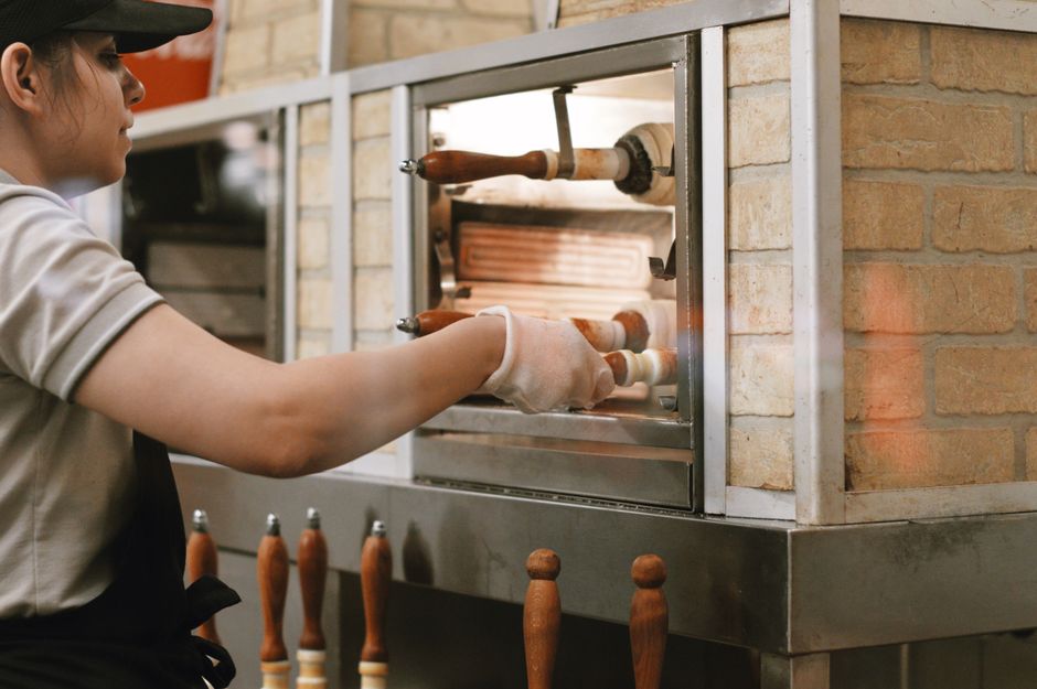Stijlvolle gesloten oven met dunne pizzabodem.