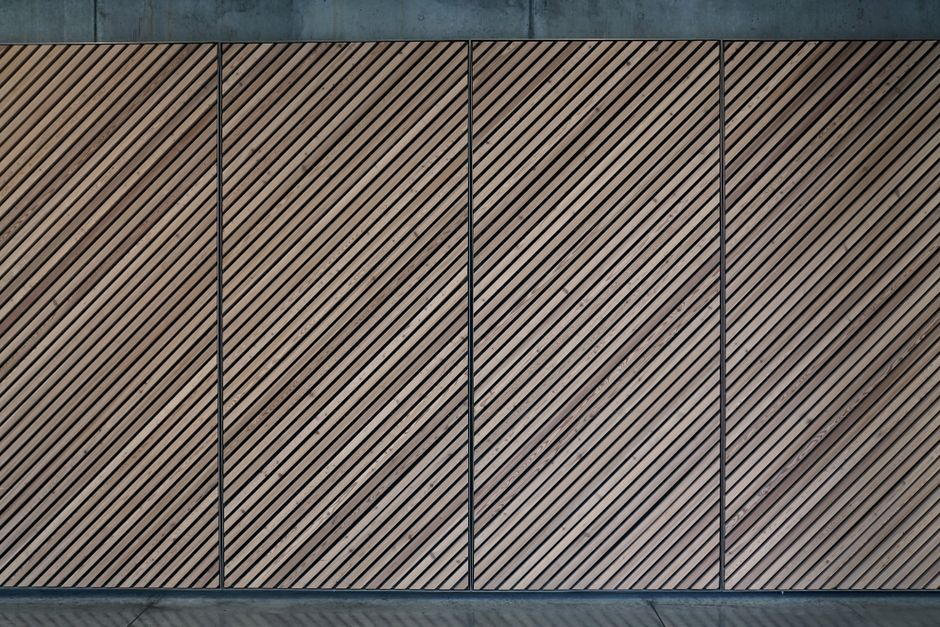 Akoestische wandpanelen in moderne thuiswerkplek.