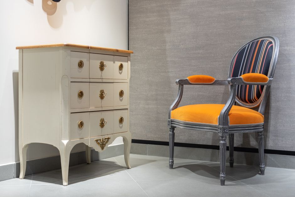 Kast met koperkleurige lak krijgt nieuwe stijl.
