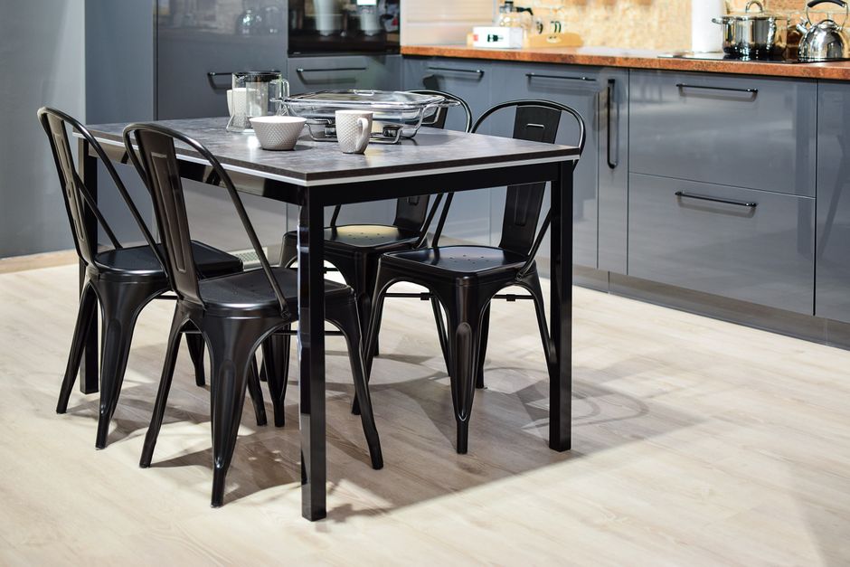 Moderne eettafel met minimalistische decoratieve elementen.