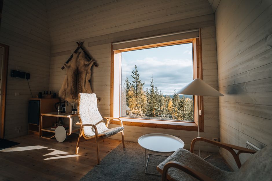 Houten meubels en wollen dekens in herfstinterieur.