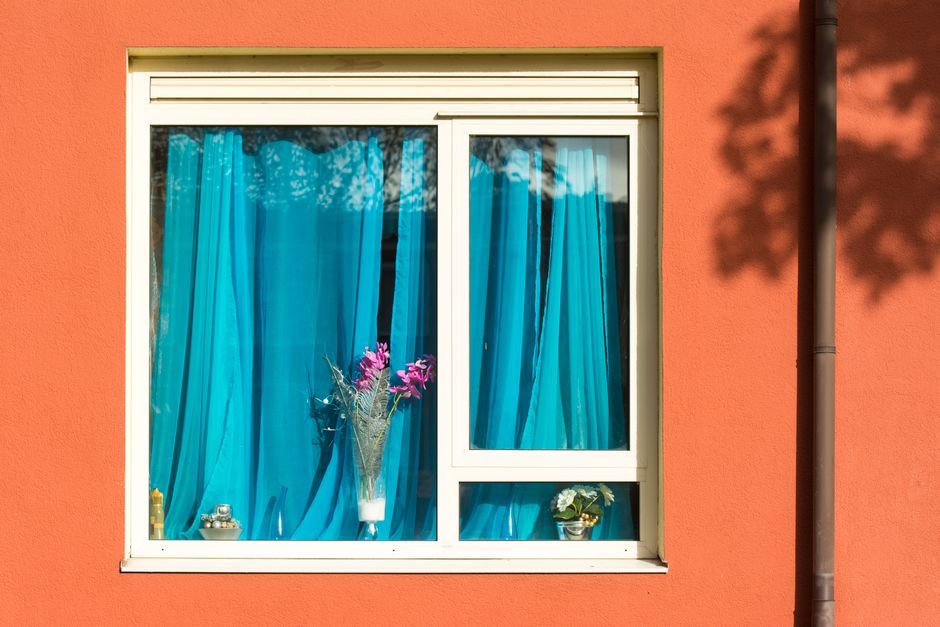 Terracotta curtain highlights warm seasonal accents. Terracotta curtain highlights warm seasonal accents.